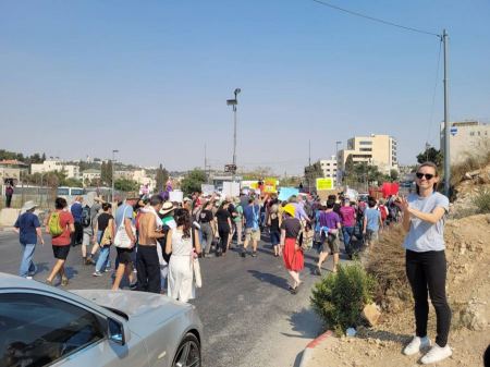 "لا للتطهير العرقي".. مظاهرة احتجاجية أمام حي الشيخ جراح